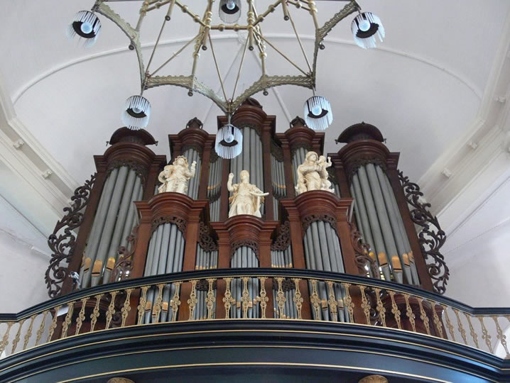 Het orgel in de kerk van  Farmsum.